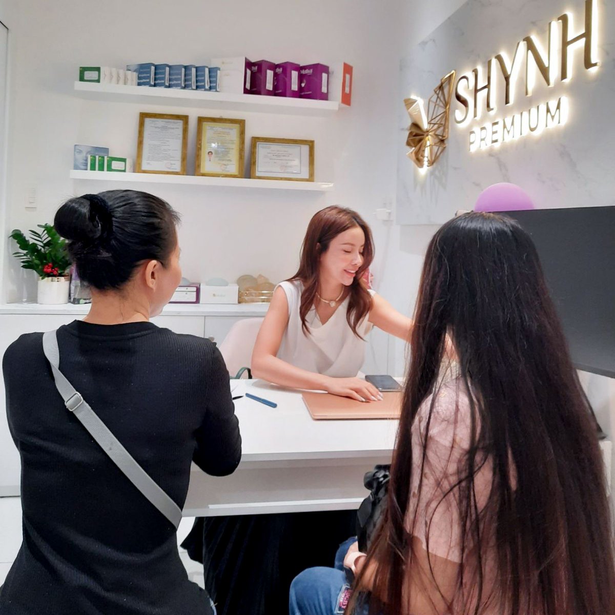 PShynh's tweet photo. The festive season is coming, have you booked a beauty appointment yet?
🤳Inbox for advice: https://t.co/LoI65axUYd
#breastaugmentation #breastaugmentationroundimplant
#abdominalliposuction #plasticsurgery #shynhpremium #cuteyes #kendallfacelift https://t.co/tXFZPVKhl5