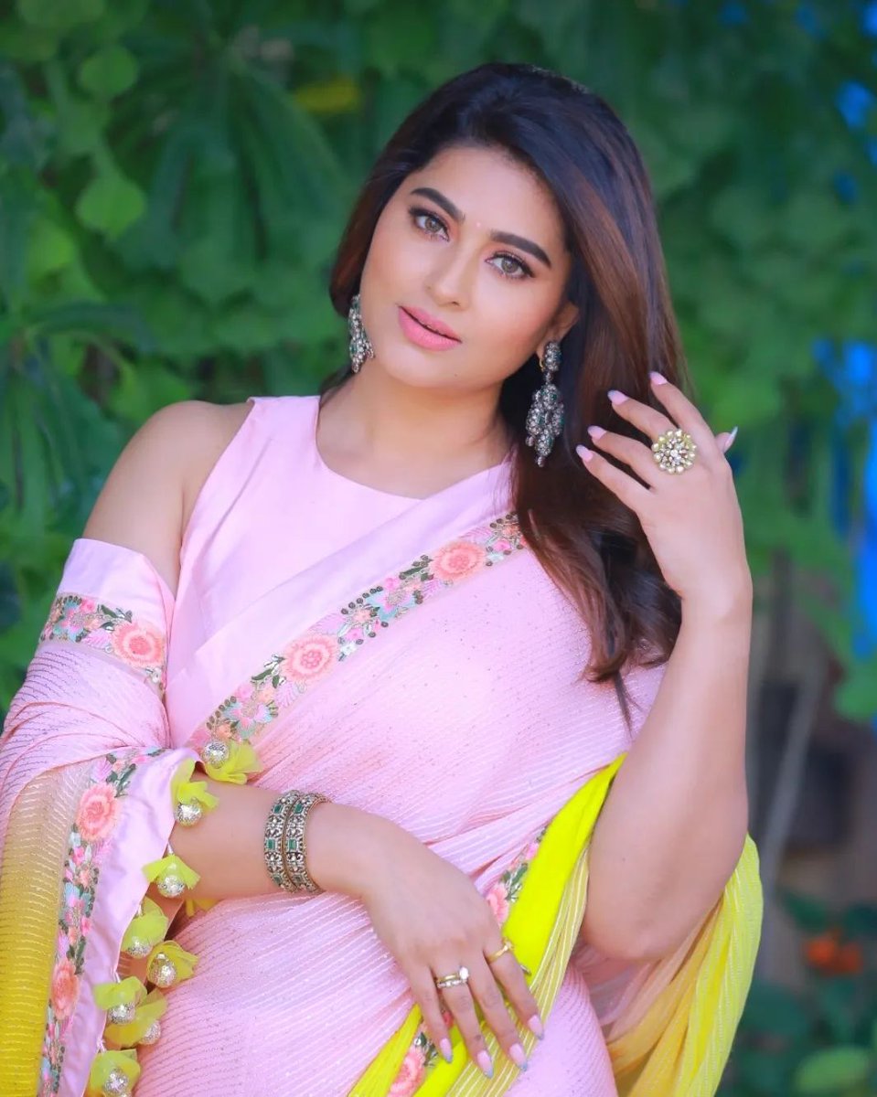kolly_web's tweet photo. Smiling angel...#sneha..β¨π
#kollyweb #actress #actresslife #pinksaree #sareelove #beautiful https://t.co/gJfF7rJHKC