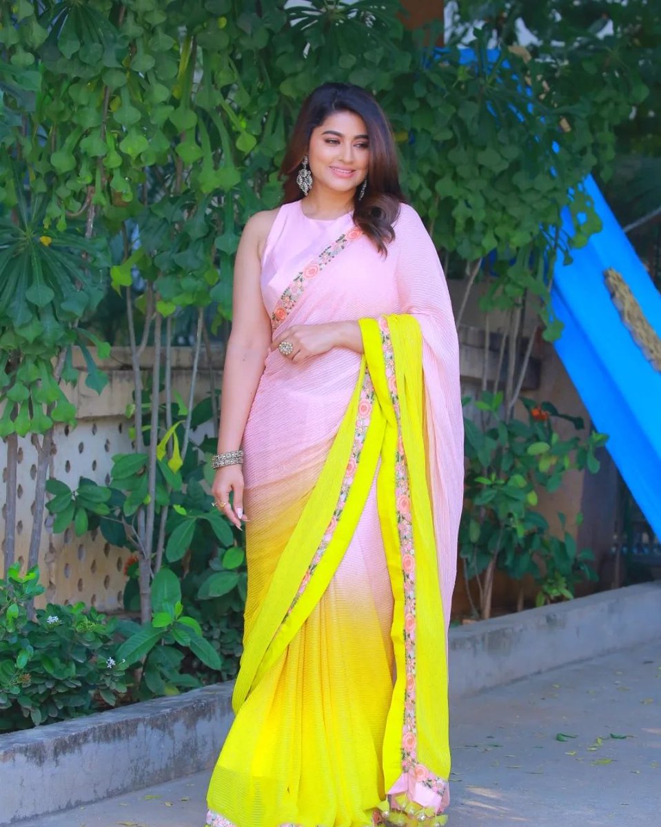 kolly_web's tweet photo. Smiling angel...#sneha..β¨π
#kollyweb #actress #actresslife #pinksaree #sareelove #beautiful https://t.co/gJfF7rJHKC