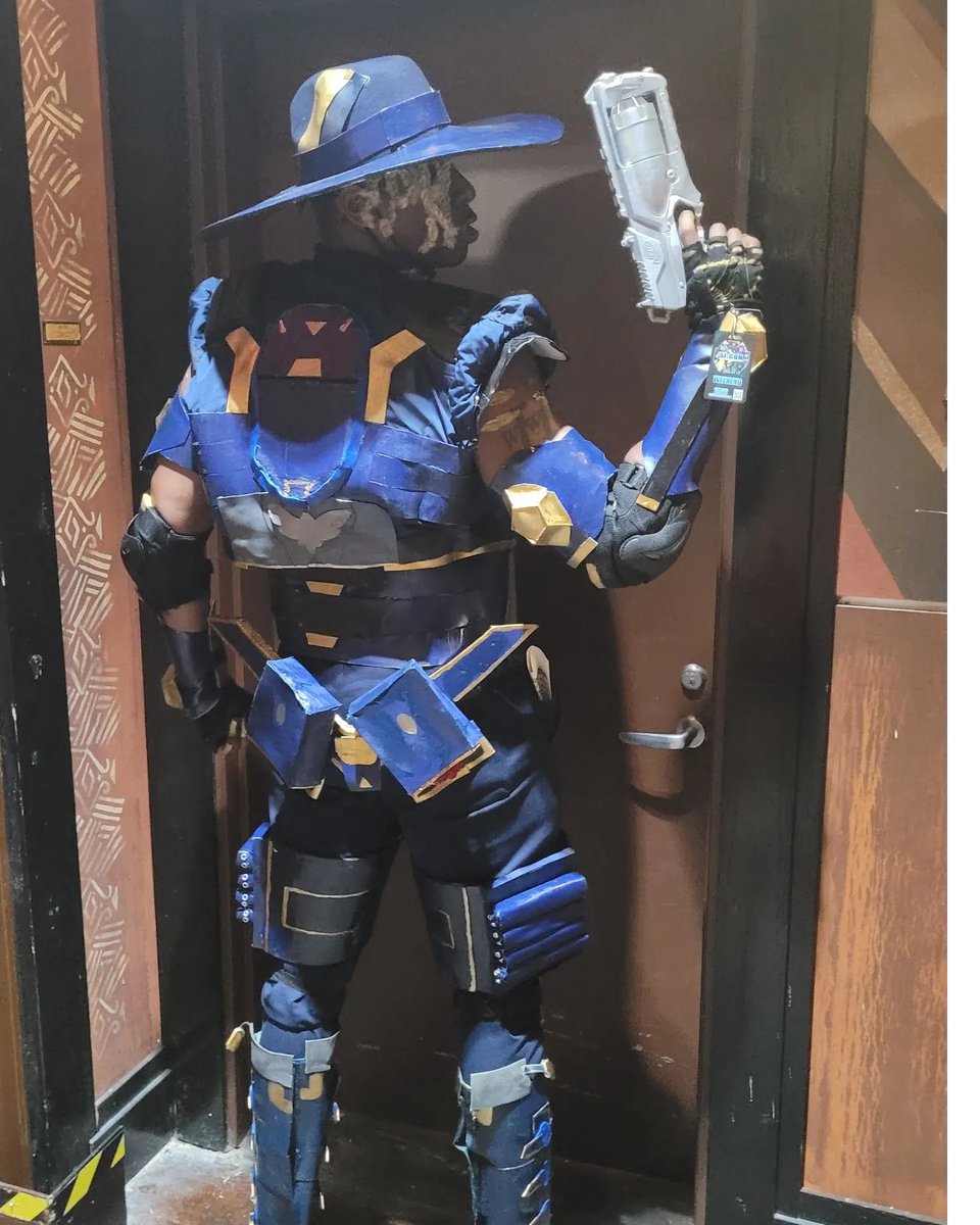 wendellwpii's tweet photo. "Make it so they cannot help but look. Then they are yours." - Seer
Here's a side by side
๐ธ by @sosobklyncosplay
Con @j1con
#apexlegends #seercosplay #apexcosplay #ObiEdolasim #blackcosplayersrock #lgbtq #representionmatters #cosplayvscharacter #WendellCosplays #cosplayandlocs https://t.co/XZzAQgdrO1