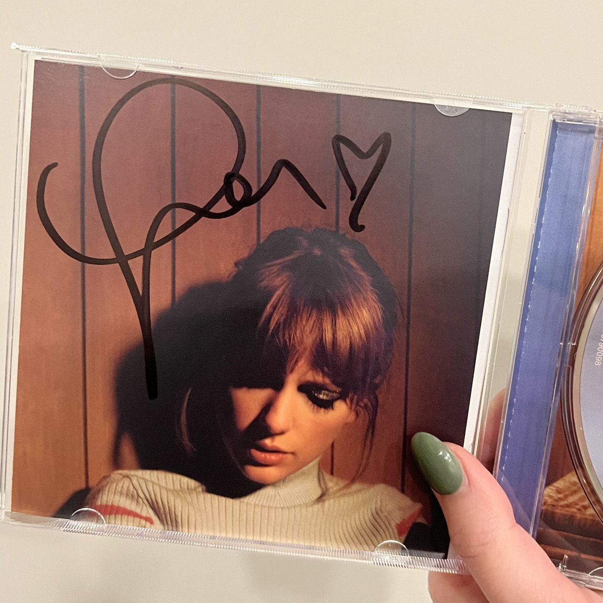 makingmy0wnname's tweet photo. i just got my signed cds WITH hearts!!!🫶🏻 @taylornation13 @taylorswift13 https://t.co/rpcXf66ExQ