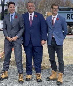 CoryBMorgan's tweet photo. I have never seen work boots look so awkward.
This is an insult to boots and work.
I wonder who tied them for Justin? https://t.co/DNnMTKCwNC