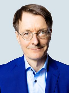 RageSheen's tweet photo. “Infecting an entire generation is irresponsible. We don’t yet know what this infection does to children’s immune systems when it occurs repeatedly.”

Karl Lauterbach, Minister for Health, Germany. https://t.co/PVGmxgeg8c