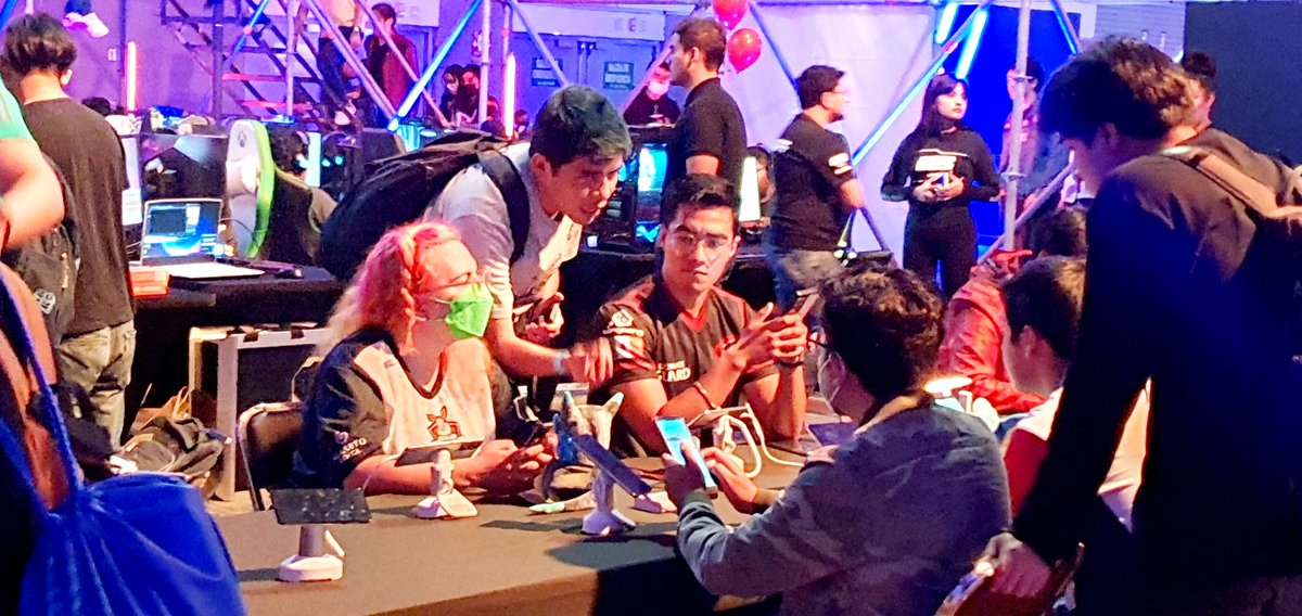 edwin_munive's tweet photo. Este fin de semana fue un verdadero reto personal, logre coronarme campeón del torneo de @pokemex en el @EGS_Mexico fue un excelente evento de videojuegos.

Gracias a mi equipo de @BraveBirds_gg estoy muy agradecido con ellos por su apoyo en todo momento del torneo🔥🦅 https://t.co/q3cEYOqazi