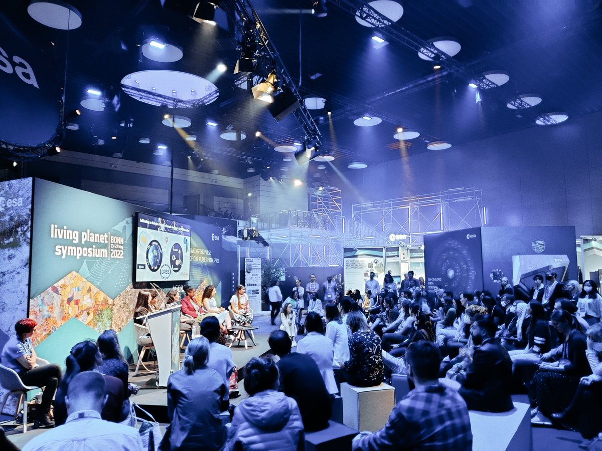 flasmendes's tweet image. I really love this #EOchat community and it makes me despair to think that I can lose this #support, #empathy &amp;amp; knowledge sharing of this community.
So please add me on LinkedIn 👉bit.ly/3fNe9BD and where everyone is migrating to 
 👉@flaviamendes@climatejustice.social