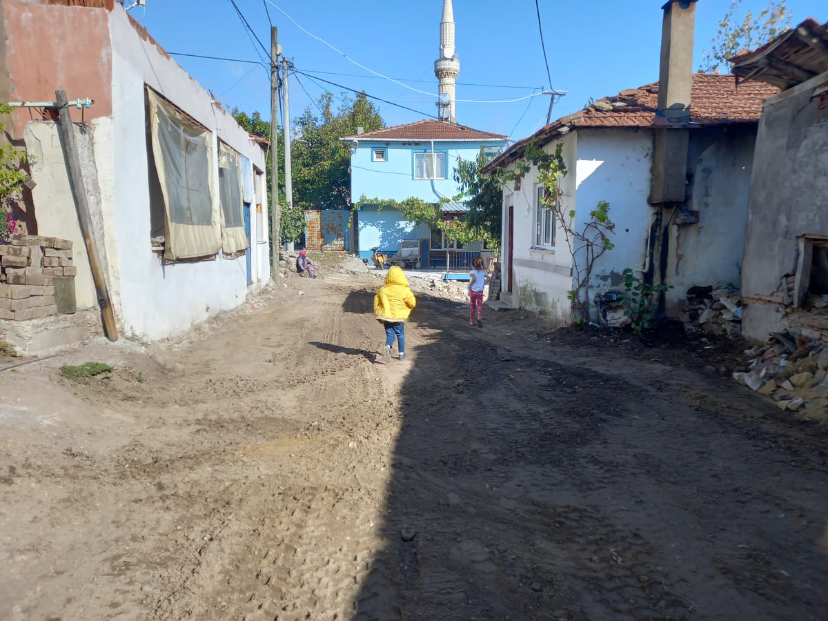 KepsutBelTr's tweet photo. Belediyemiz Fen İşleri ekiplerimiz Kırsal Mahallelerimizdeki yol açma, iyileştirme ve parke taşı döşeme çalışmalarına devam ediyor daha güzel bir Kepsut için çalışıyoruz. https://t.co/jcwjVuOYr3