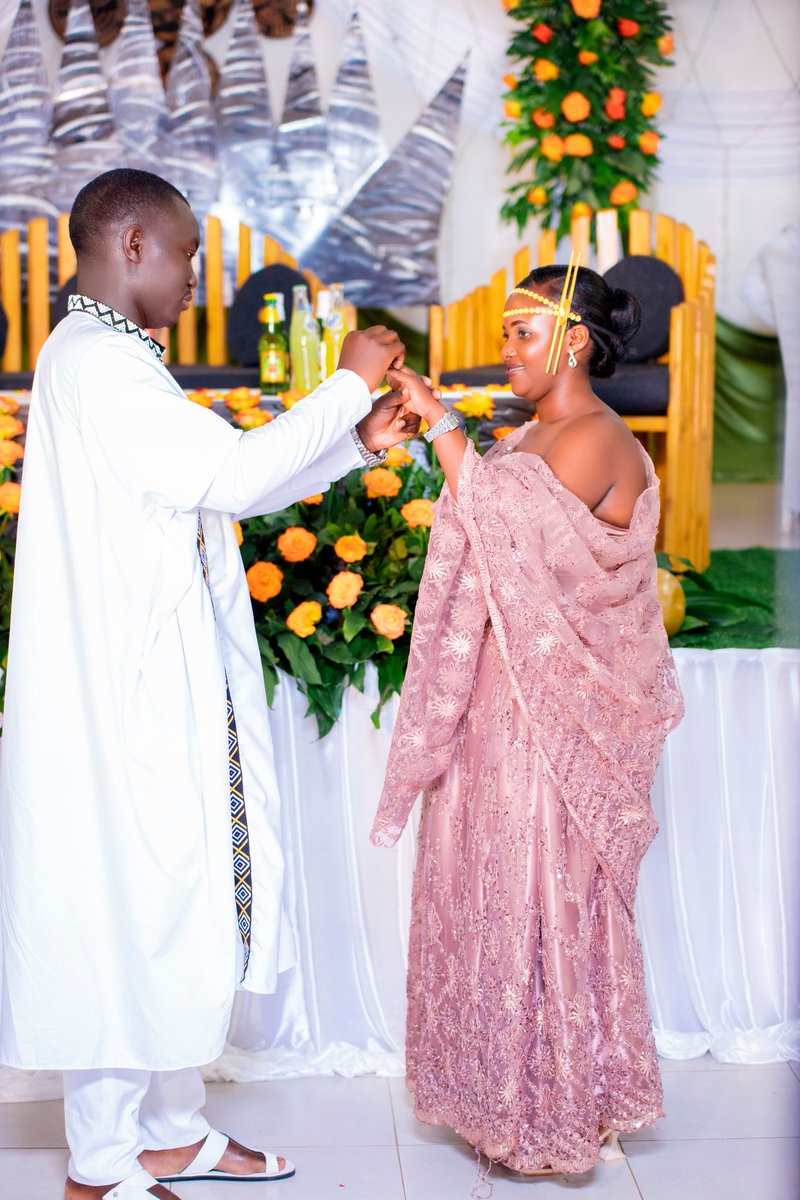 NsengimanaJado's tweet photo. 2/2
Mbifurije ijuru Ly'ishya,muzahinge mweze mugire ibyo mwakiriza ababagana,muhunike ibigega,ku ruhimbi mwuzuze muzimane ikivuguto,muzabyare ibitsina byombi,mwande nk'umwishywa kandi muhoze ingobyi i mugongo,murambane imitaga, ntimukabure amata n'abataramyi.
#Mwishyuke โค https://t.co/1xV9v5vtmN