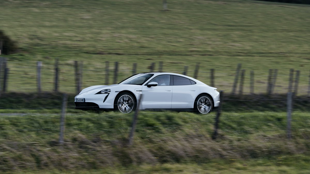 PorscheAargau's tweet image. Am 7. November hat der 100’000ste Taycan die Fertigungslinien verlassen. 

Mehr erfahren: ow.ly/7G6850Lxgkj

#porsche #porscheaargau #taycan