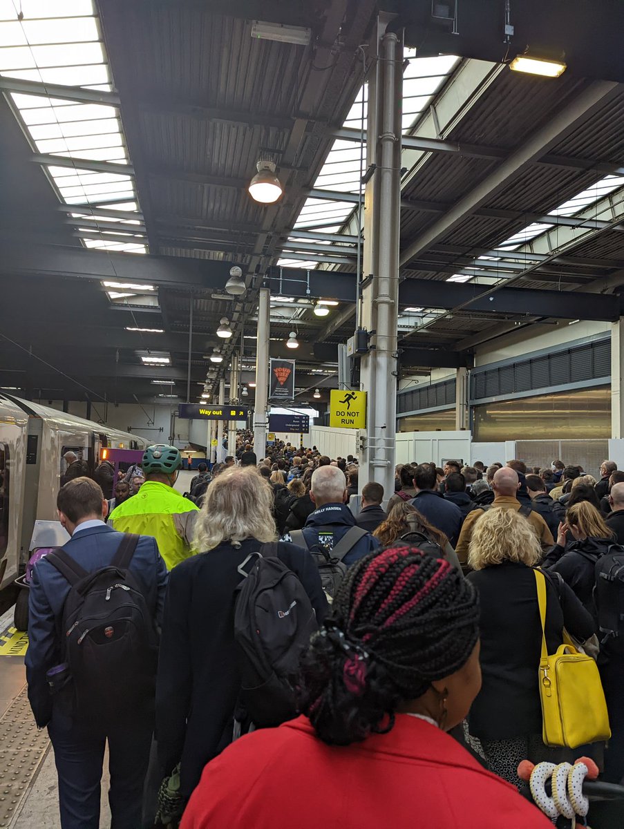 Strike called off. But no trains before 7.38. Arrive in London. Missed meeting. Been in this shit for 2 hours already. Thanks <a href="/RMTunion/">RMT</a>