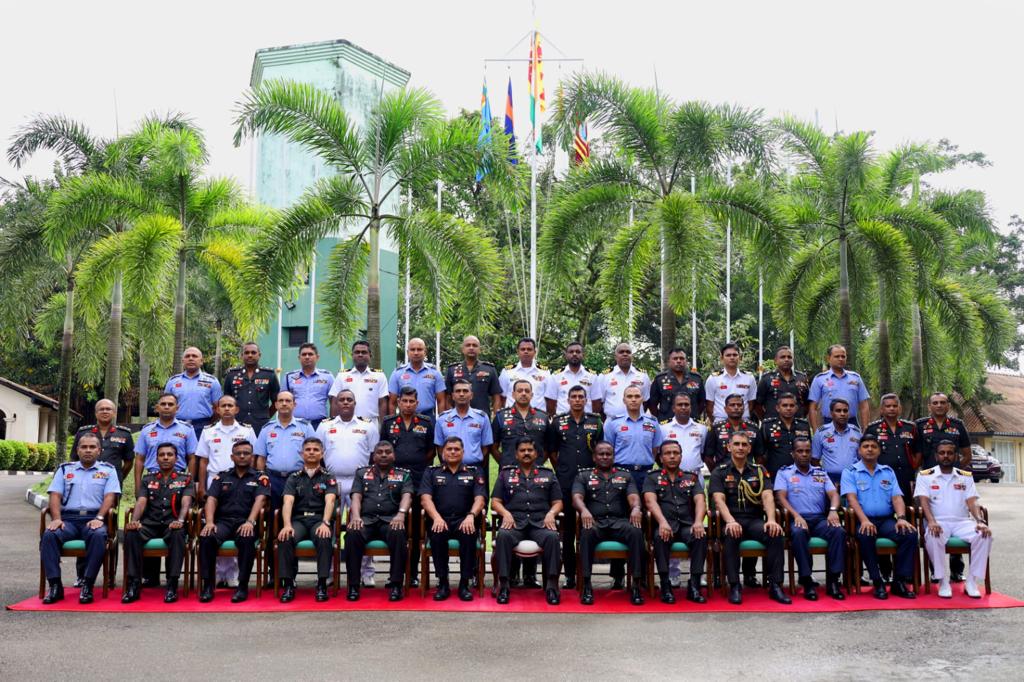 IndiainSL's tweet photo. Reaffirming our unflinching commitment of Capacity Building of 🇱🇰 Armed Forces, a 4 member delegation of Indian Armed Forces from #DSSC and #DSTSC has arrived in 🇱🇰 for organising a military technology capsule at #DSCSC Batalanda. https://t.co/6x58QGVzaF