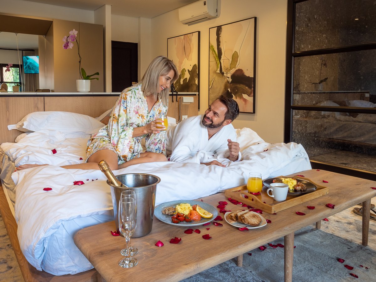 TheMenlyn's tweet photo. Our beautiful Honeymoon Suite features a balcony, sofa, fireplace &amp; luxury bar facility with the preference of in-room dining.

#menlynboutiquehotel #honeymoonsuite #pretoria #luxurytravel #5star #wedotourism #travel

📸 @Michael_rads_ photographer 
📸 @livingbreathlessly https://t.co/ypr2kYgwvB