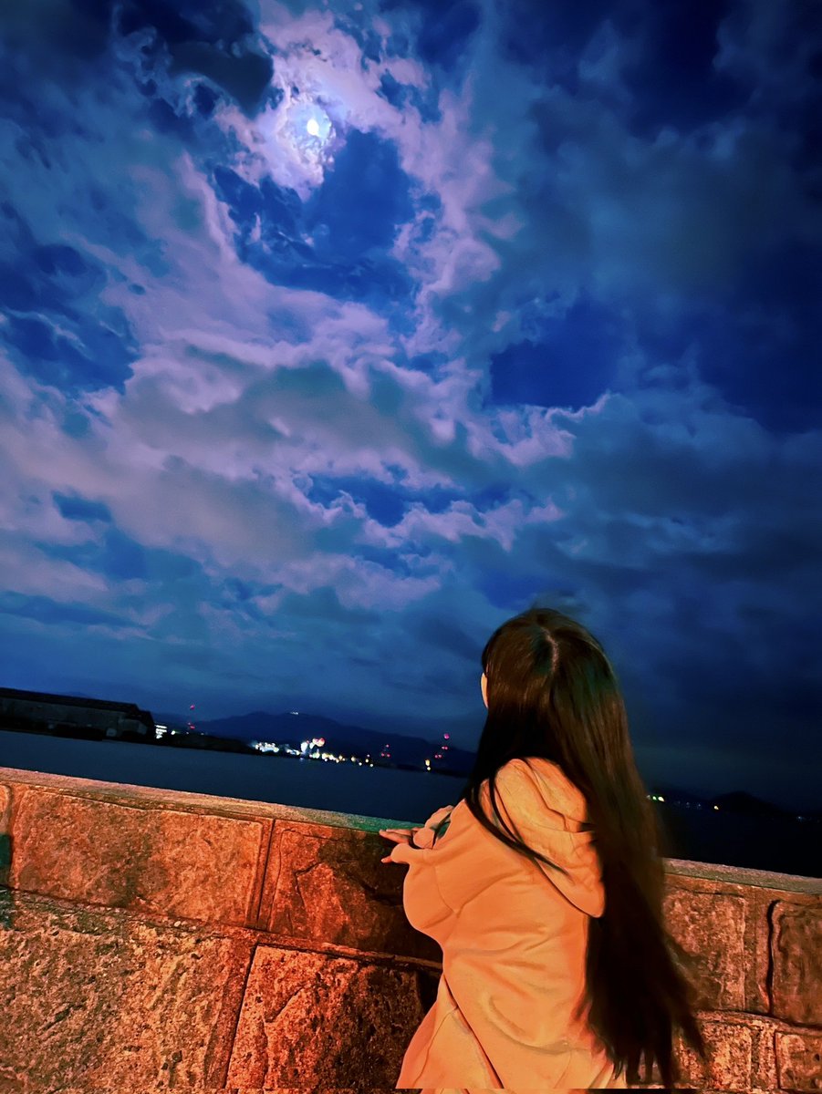 ぴぴぴ〜🌙#諸葛望愛 です🌈

今日は月食🌙🌚
何かが442年ぶりらしいですよ🪐
☀️🌍🌝って並ぶんだったか...ね？

地球が太陽をさえぎっちゃうから
光がなくて月が黒くなるんだっけ🌚
いつも日食と分からんくなる💦

配信の背景が、お誕生日バージョンになってました😻🎉
また遊びに来てね〜🥂🎂
#STU48