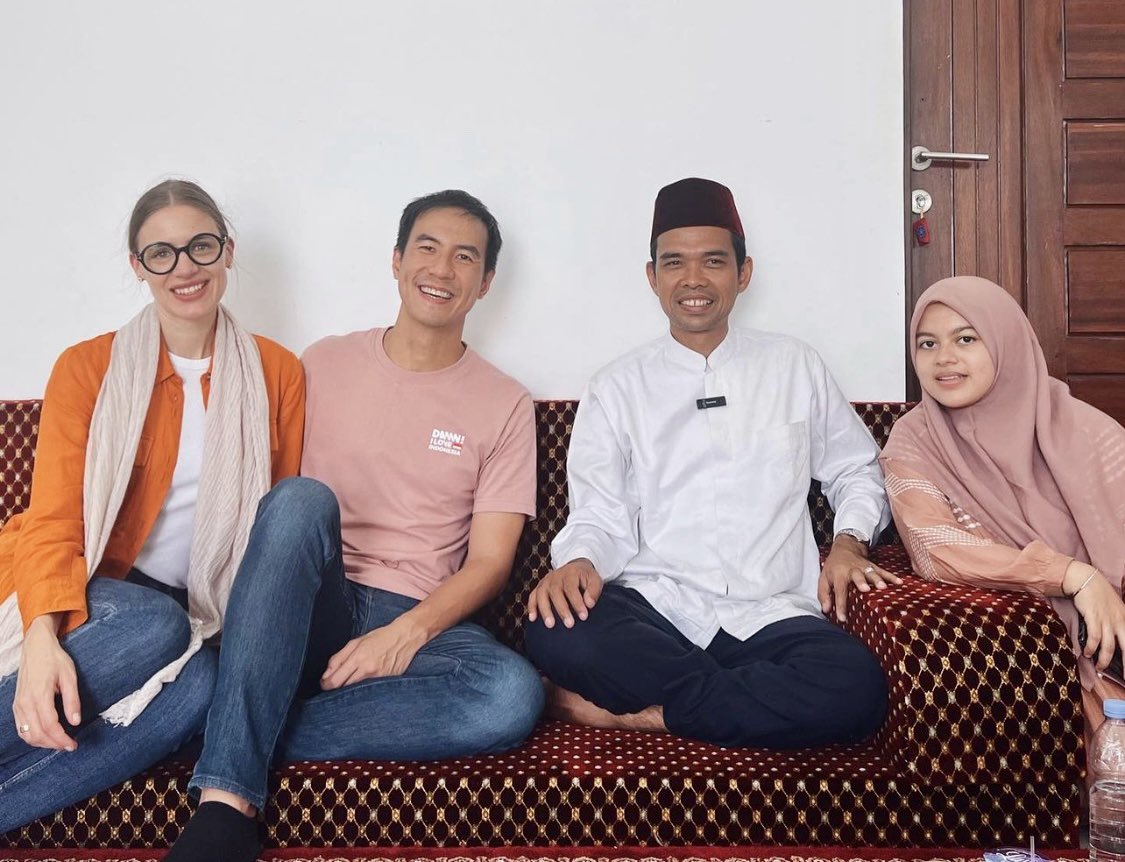 Duduk bersama, tersenyum bersama, ngobrol sambil kulineran bareng. Inilah toleransi sesungguhnya. Inilah Indonesia yg kita cinta. ❤️🇮🇩