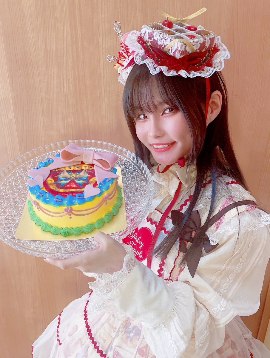 ugiri_w's tweet photo. cake with(@cakewith_tokyo)さんでハリーポッターみたいなカラフルケーキ注文したの〜❣️色も柄もカスタムできるオリジナルケーキ🎀🍰わかなちゃんはじぶんの絵いれて原宿カラーにしたよ🌈甘さひかえめでしっかりおいしい❣️いっぱいたべれる幸せ✌️ #cakewithpr
公式サイト❣️https://t.co/SLuwgBt5Ul https://t.co/a8jk06oqq4