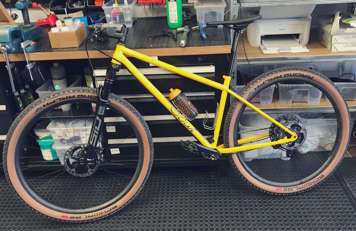 Dieses Rad mit einem Rahmen von #Sour wurde mir heute Nacht in #Freiburg aus dem Keller geklaut. Mein bester Freund hat es mir in wochenlanger Kleinarbeit aufgebaut. Falls ihr es zufällig iwo seht, auf der Straße oder im Netz, gebt mir gern Bescheid. RT wäre auch toll, danke! 🫶🏼