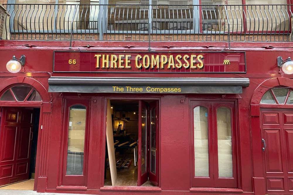 Opening its doors today (at 4pm) is The Three Compasses - <a href="/AllStrauss/">Dave Strauss</a> &amp; <a href="/racine_kitchen/">Henry Harris</a>'s new pub in Farringdon hot-dinners.com/2022100611801/…