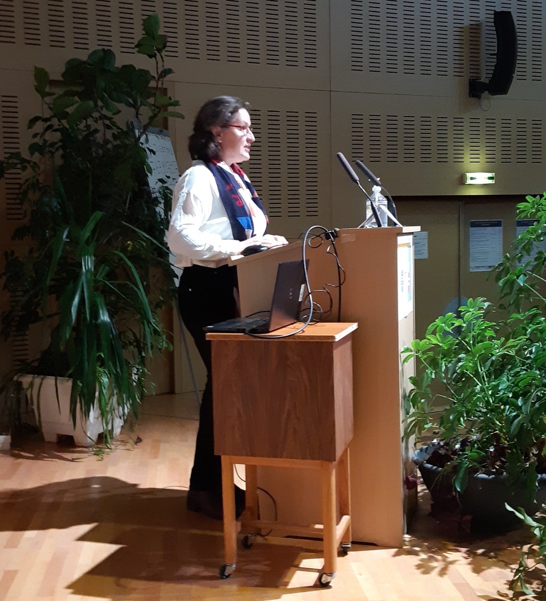 🔴 Pascale Croc <a href="/Asso_Trame/">Trame</a> à l'ouverture des rencontres nationales #Travail en #Agriculture
" croyez moi, les hommes peuvent très bien faire la traite et même nettoyer et les femmes tailler la vigne et conduire des engins très lourds et très chers"
<a href="/RmtTravailAgri/">RMT Travail en agriculture</a>