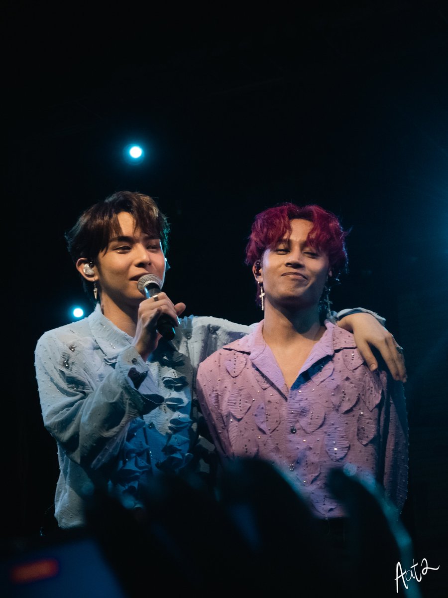 atinatinlangto2's tweet image. Medyo malabo ang Kentin shots pero di naman malabo ang akbayan 😌🤭

@SB19Official #SB19                       
#WYATTourNewYork #WYATTour