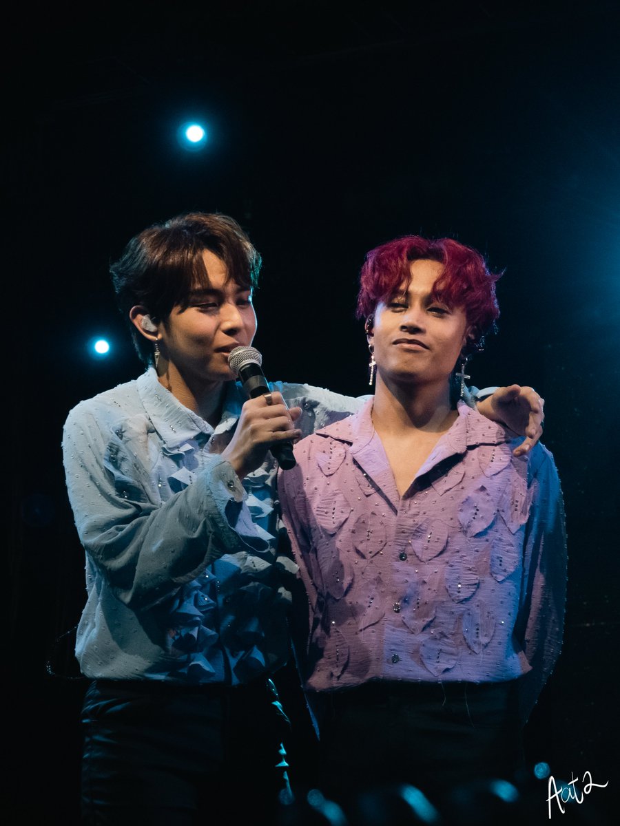 atinatinlangto2's tweet image. Medyo malabo ang Kentin shots pero di naman malabo ang akbayan 😌🤭

@SB19Official #SB19                       
#WYATTourNewYork #WYATTour