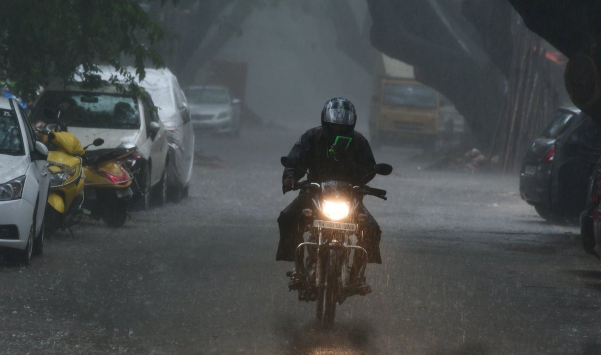 Pichumani_TH's tweet photo. #chennai Rain. Heavy rain with lighting at Anna Nagar on Wednesday https://t.co/gT71fU1iVL