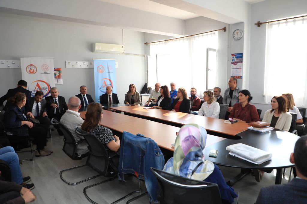 Antalya İl Millî Eğitim Müdürlüğü (@antalyamem07) on Twitter photo 📌 Kepez MTAL
Öğretmenlerimiz yeniliğin, değişimin, gelişimin ve geleceğimizin anahtarlarıdır
Antalya Valimiz Sn. <a href="/ersinyazici1/">Ersin YAZICI</a> ve İl Milli Eğitim Müdür Yardımcısı Sn. Mehmet Karabacak, #AHENK Projesi kapsamında öğretmenlerimiz ile bir araya geldi.
<a href="/tcmeb/">Millî Eğitim Bakanlığı</a> <a href="/emre_caliskan/">Emre Çalışkan</a> 📌 Kepez MTAL
Öğretmenlerimiz yeniliğin, değişimin, gelişimin ve geleceğimizin anahtarlarıdır
Antalya Valimiz Sn. <a href="/ersinyazici1/">Ersin YAZICI</a> ve İl Milli Eğitim Müdür Yardımcısı Sn. Mehmet Karabacak, #AHENK Projesi kapsamında öğretmenlerimiz ile bir araya geldi.
<a href="/tcmeb/">Millî Eğitim Bakanlığı</a> <a href="/emre_caliskan/">Emre Çalışkan</a>