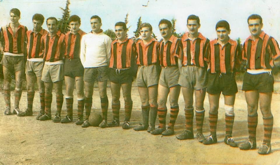 ElAreA77's tweet photo. Hoy cumple 88 años el C. A. Cinco Esquinas de Pando, El rojinegro es el equipo más laureado de su ciudad, con un total de 9 títulos de campeón de la Liga de Fútbol Regional del Este.

A partir de 2021 se sumó a la A.U.F. compitiendo en la Divisional D.

https://t.co/QuUFfw8Bjt https://t.co/wuVK511YA3