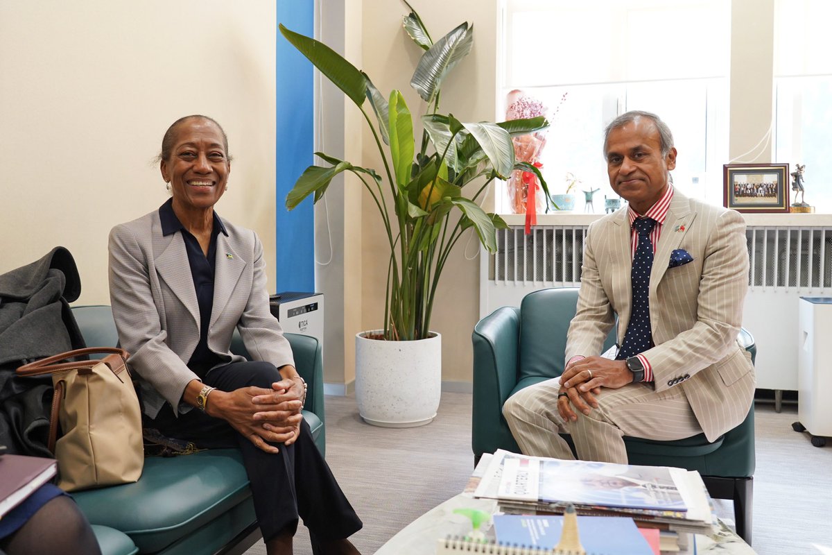 sidchat1's tweet image. I met Ambassador of Bahamas 🇧🇸 to China 🇨🇳 H.E. Dr. Paulette Bethel, Ph.D, an illustrious diplomat. We discussed the significance of #COP27 for the very survival of small island states globally. I briefed her on the UN Cooperation Framework 2021-25 as well as ongoing #UNReforms.