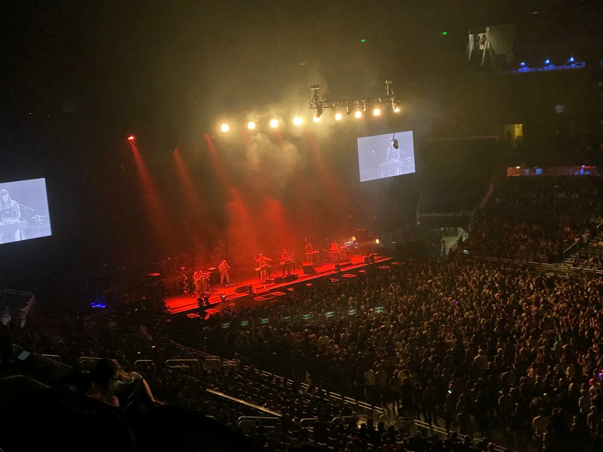 Izntrik's tweet photo. Jungle opening for Gorillaz, funky vibes! https://t.co/ge7JeTTMU6