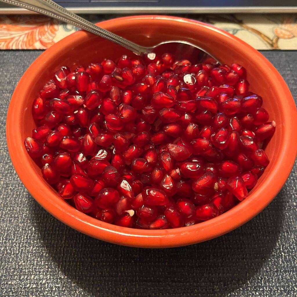 luvmyblackhawks's tweet photo. I didn’t count them, but I’m pretty sure there were more than 613 seeds in each of these two pomegranates. #jewishfood #jewishthoughts #jewsofinstagram #pomegranate https://t.co/tMhfRZDp3O https://t.co/iToAaD341j