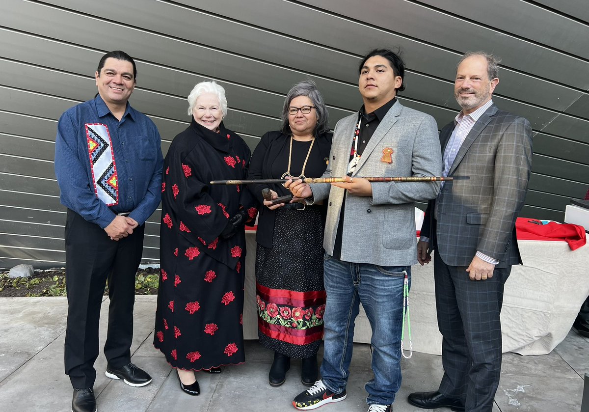Bi giiye/coming home 
1836 pwaagan/pipe
neyaap/back to
Manidoo Minis/Manitoulinisland. 
Maamiikwendaagwat/proud moment.
<a href="/mickstaruck/">Mick Staruck</a> <a href="/WAKniinwi/">Wiikwemkoong Anishinaabemowin Kinoomaagewin</a>