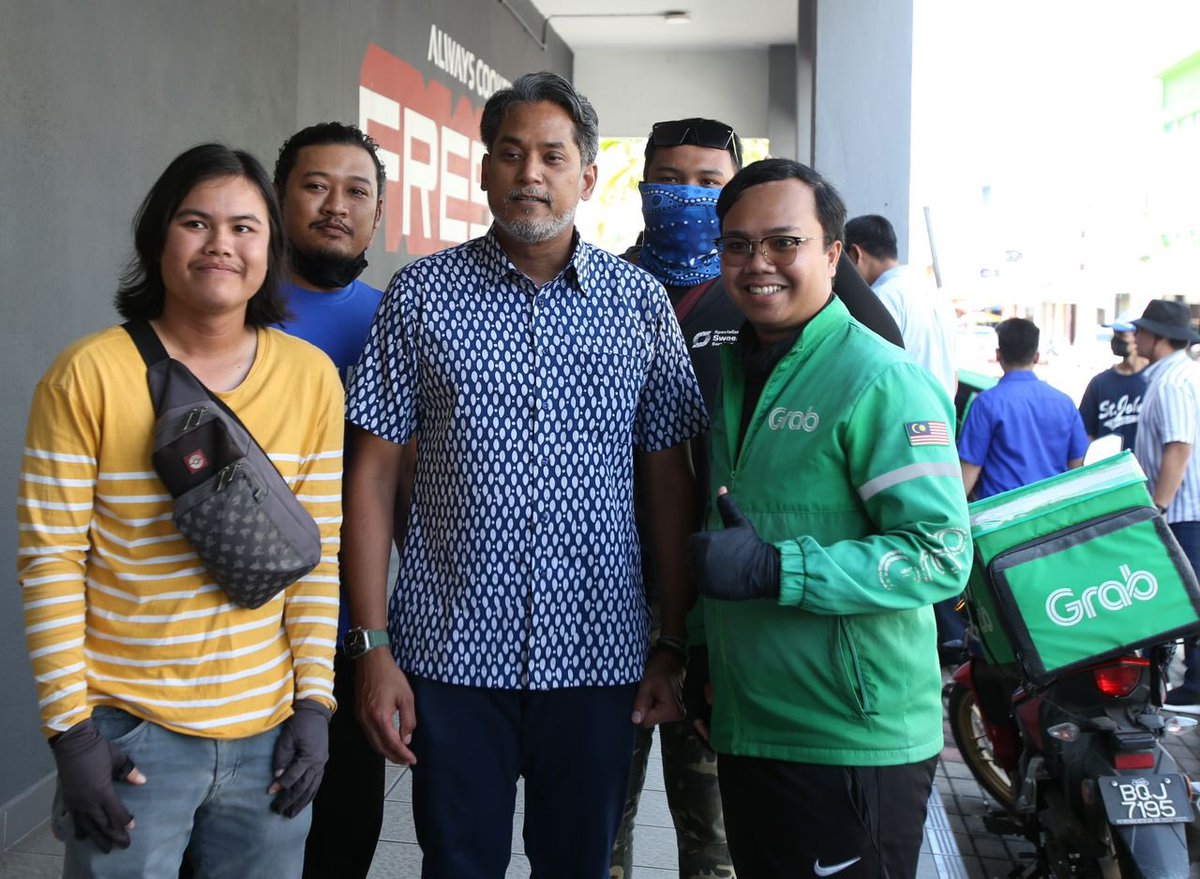 Khairykj's tweet photo. Semasa walkabout di Taman Saujana Utama saya share dengan riders e-hailing komitmen manifesto BN PADU untuk buat  Akta Kontraktor Tanggungan bagi melindungi hak, pendapatan &amp; kebajikan mereka. We will table a new law to protect gig workers.
#KitaJagaSungaiBuloh #KJ4SB https://t.co/hq9FMyGOqy