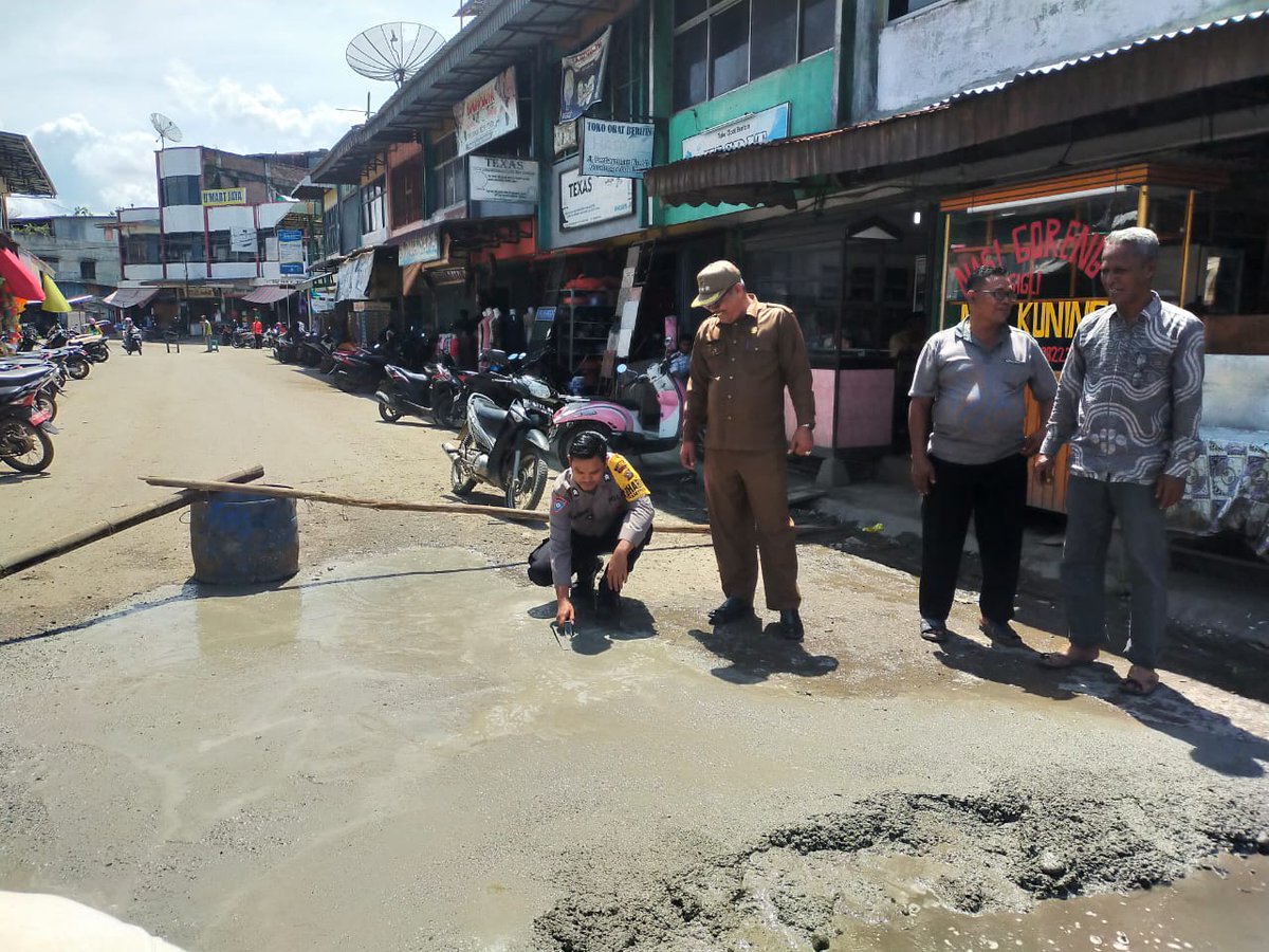 TMunawir2's tweet photo. Bhabinkamtibmas Polsek Samudera melaksanakan patroli di desa Keude Geudong kecamatan Samudera kab. Aceh Utara, bersama Camat Samudera dan masyarakat melakukan Penambalan jalan yang berlubang dan di genangi air hujan agar mengurangi kecelakaan lalulintas #polripresisi https://t.co/CUp4Lbrzfn