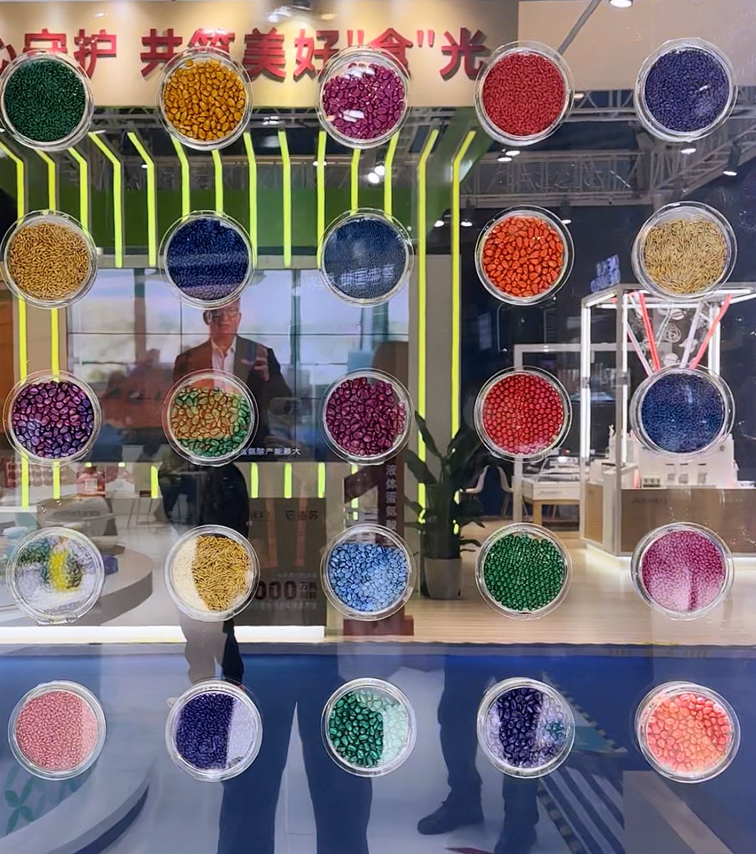 CE_ChinaEconomy's tweet image. Purple cauliflower, tomato and colorful seeds on #CIIE #seedtech 
Actually, the purple is from anthocyanidin in the vegetable generated by gene modification. The seeds’ colors are from the seed coating materials, which can protect them from weather issues and pests.