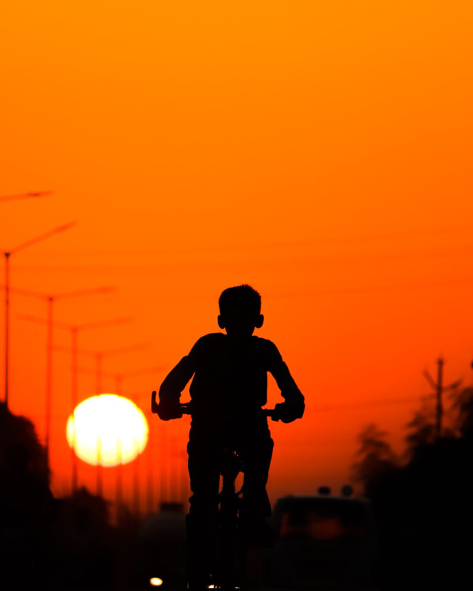 fotuwalababa's tweet photo. #Capturedoncanon 
.
.
.
@Canon_India 
.
.
.
#EveningDrive #EVENINGSHOW #evening  #fotuwalababa #streetphotography https://t.co/oDIEhpJSLo