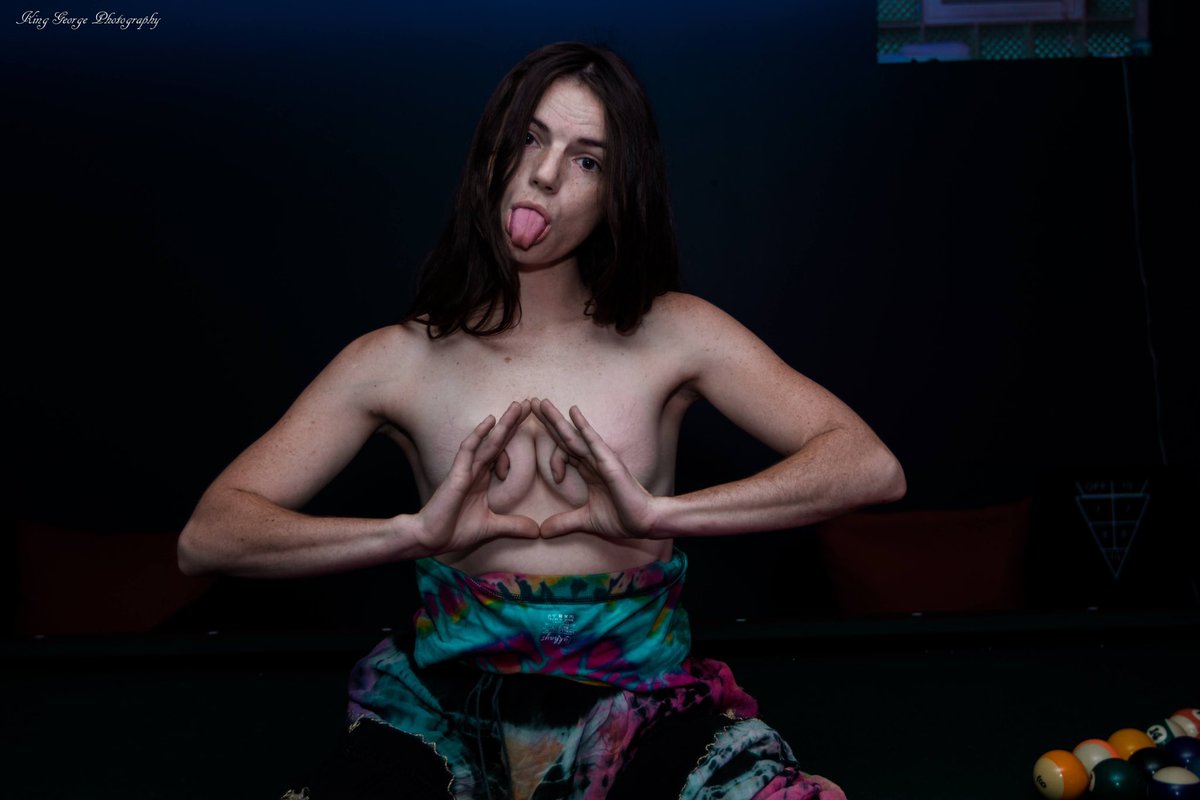 lexiwest93's tweet photo. #tits #triangle #brunette #babe #petite #chica https://t.co/dR9VrZW3Ug