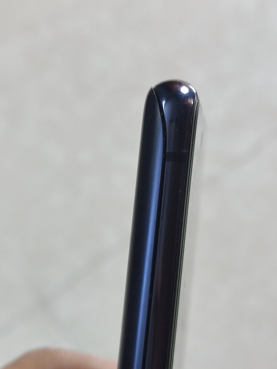 Hasibz125's tweet photo. The back panel of my S20 FE 5G is slowly coming out. Great quality control Samsung 👌🏼. https://t.co/qPMfursveH