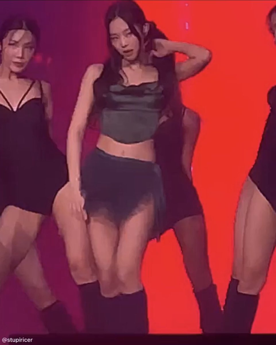 jenniepics's tweet photo. JENNIE KIM https://t.co/5RpEpXRxz6