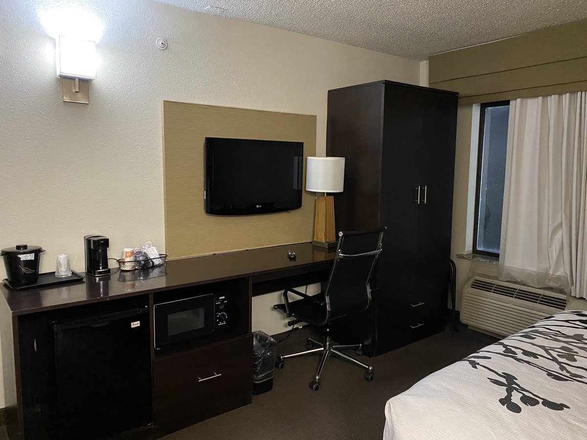 DodgerKnight's tweet photo. My quarters in Arlington for the next 2 nights. Right now, I just want to take a shower and get to bed. I have an exciting day tomorrow. #SJS24 #DallasCowboys #SJSharks #StraightUpTX #TexasHockey https://t.co/7kQ79VcetI