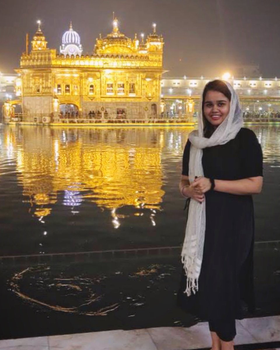 mansibhardwaj25's tweet photo. Happy Gurupurab 🙏🏻🌻 

#mansibhardwaj #MB #MBians #MBsings #MBlive #indianidol #singer #music #musician #goldentemple #amritsar #gurupurab #festival #punjab #ikonkar #waheguru  #staytuned #keepsuporting https://t.co/aejMU9HMj3