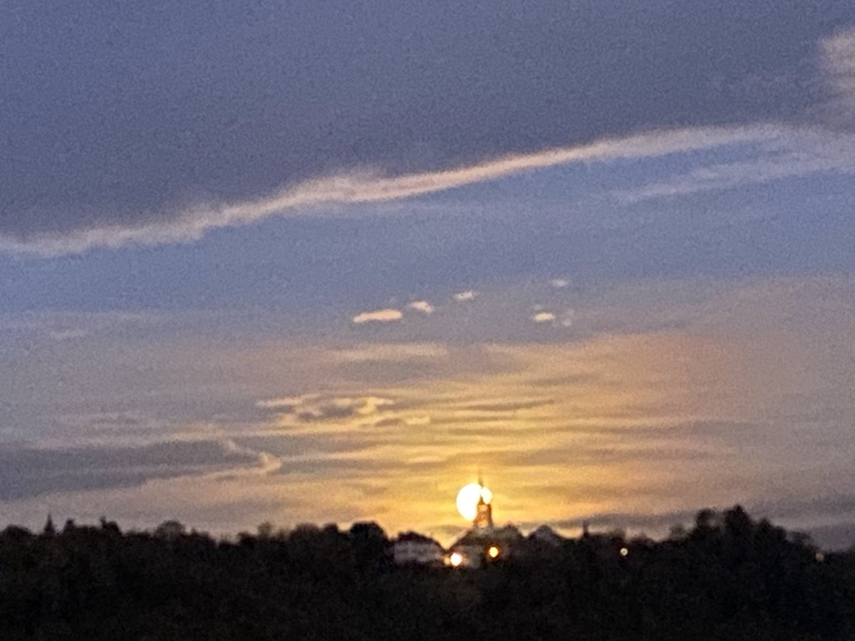 Madame_Poppins's tweet photo. Juste maintenant, avec deux temps d’exposition différent : peut-être une allégorie signifiant « il y a de la clarté même quand tout semble sombre ».
Belle journée. #MonBalcon https://t.co/5qu5mKzP8x
