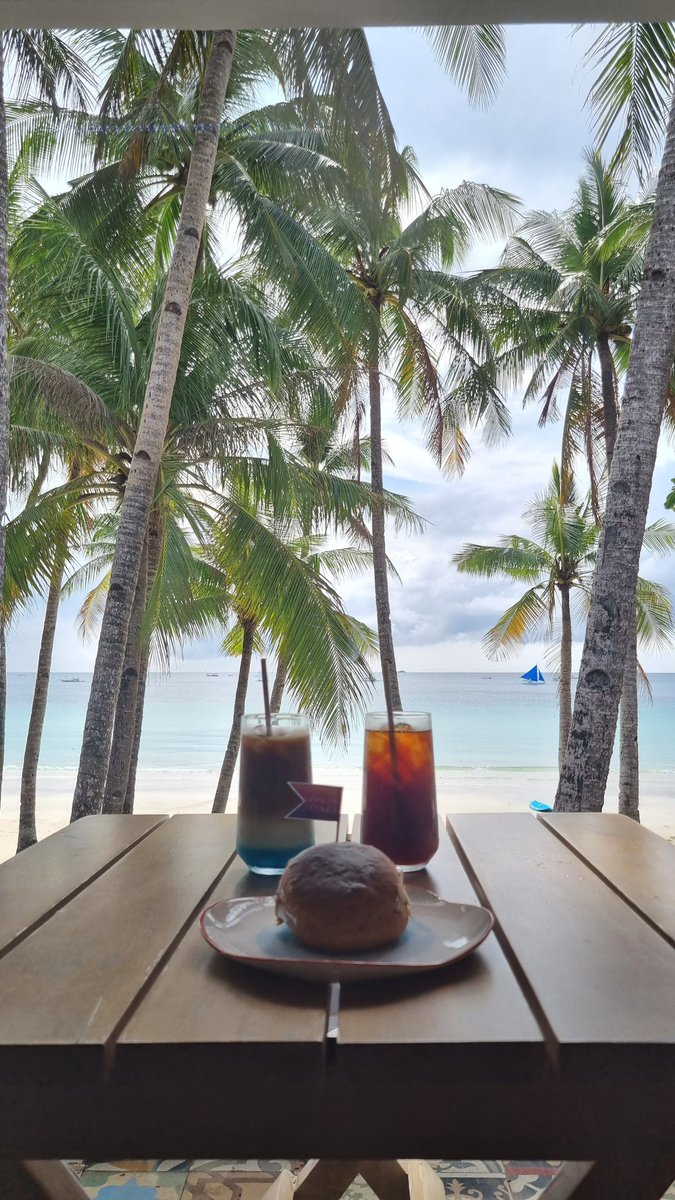 보라카이의 나른한 오후.
한국 사람은 제법 다니는것 같은데 
함께 놀 사람이 없네.

커피 한잔 하고 쉬엄 쉬엄 살자구요