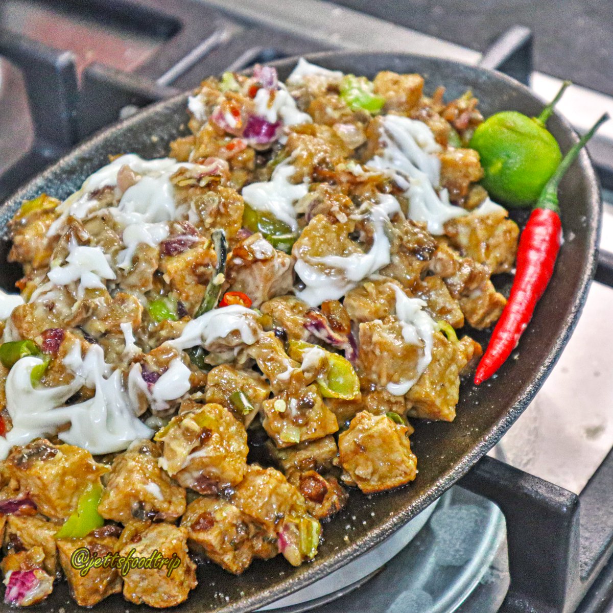 jetjet2_'s tweet image. Sizzling Tokwa Sisig😋#sarap #pulutan