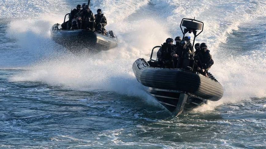 leMssif's tweet photo. 🛑INFO🛑 Aujourd’hui nos forces spéciales vont s’entraîner à partir de nos nouveaux ECUME NG pour des missions d’abordage de bateau en milieu polaire. 🔱🇮🇩#LBArmy #navy #Listenbourg #WakandaForeverID https://t.co/xnDvnkqIUC