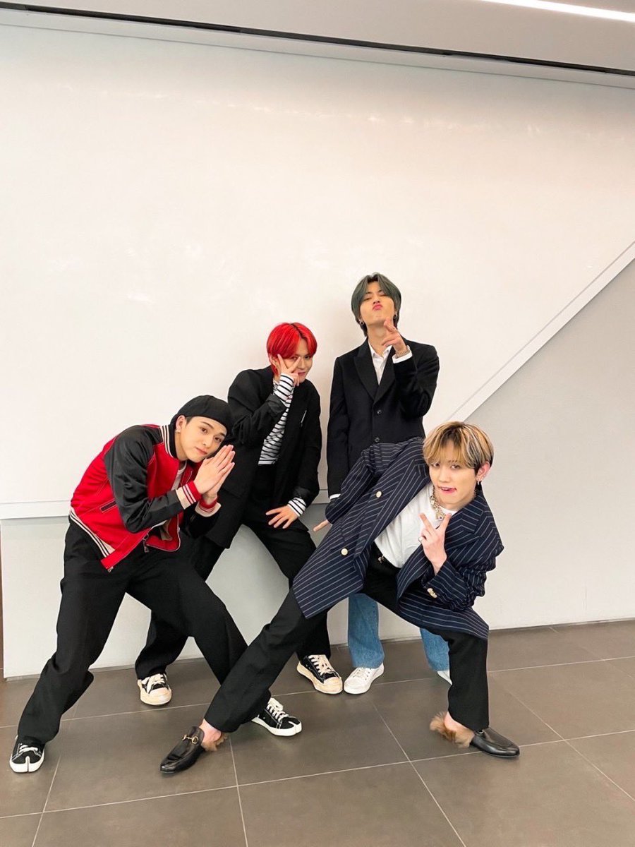 BYochinori's tweet photo. These are the only picture of complete JLine together, the first and the last one of this year 😭💔 hurts more if you know the reason why they posted these https://t.co/jh5IEHJSr4