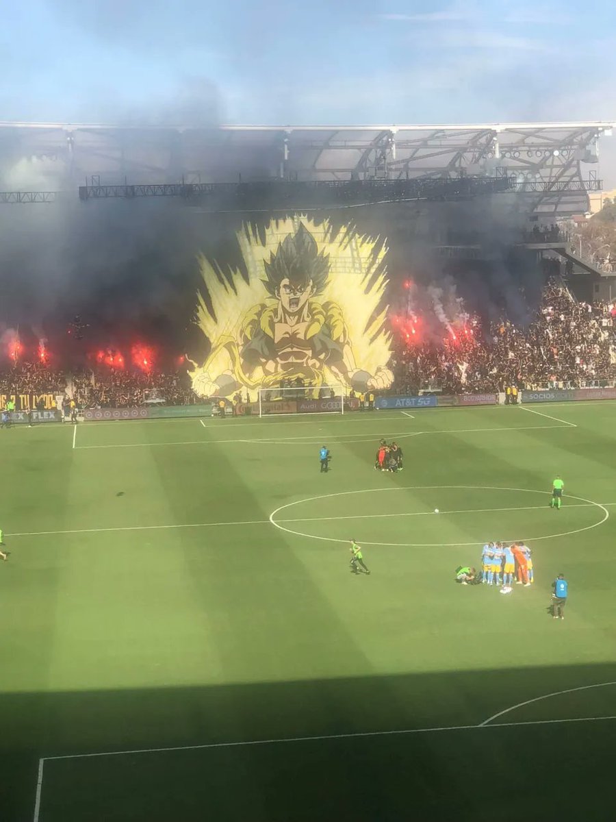 FrikingosGalaxy's tweet photo. ¡Muy buenas, Frikingos! Hoy comenzamos con la enorme bandorela de Gogeta con la que los hinchas de Los Angeles Football Club recibieron a su equipo en la gran final de la MLS 👏👏👏🙌 #Gogeta #DragonBallSuper #Manga #Anime https://t.co/EY1SqLSGvi
