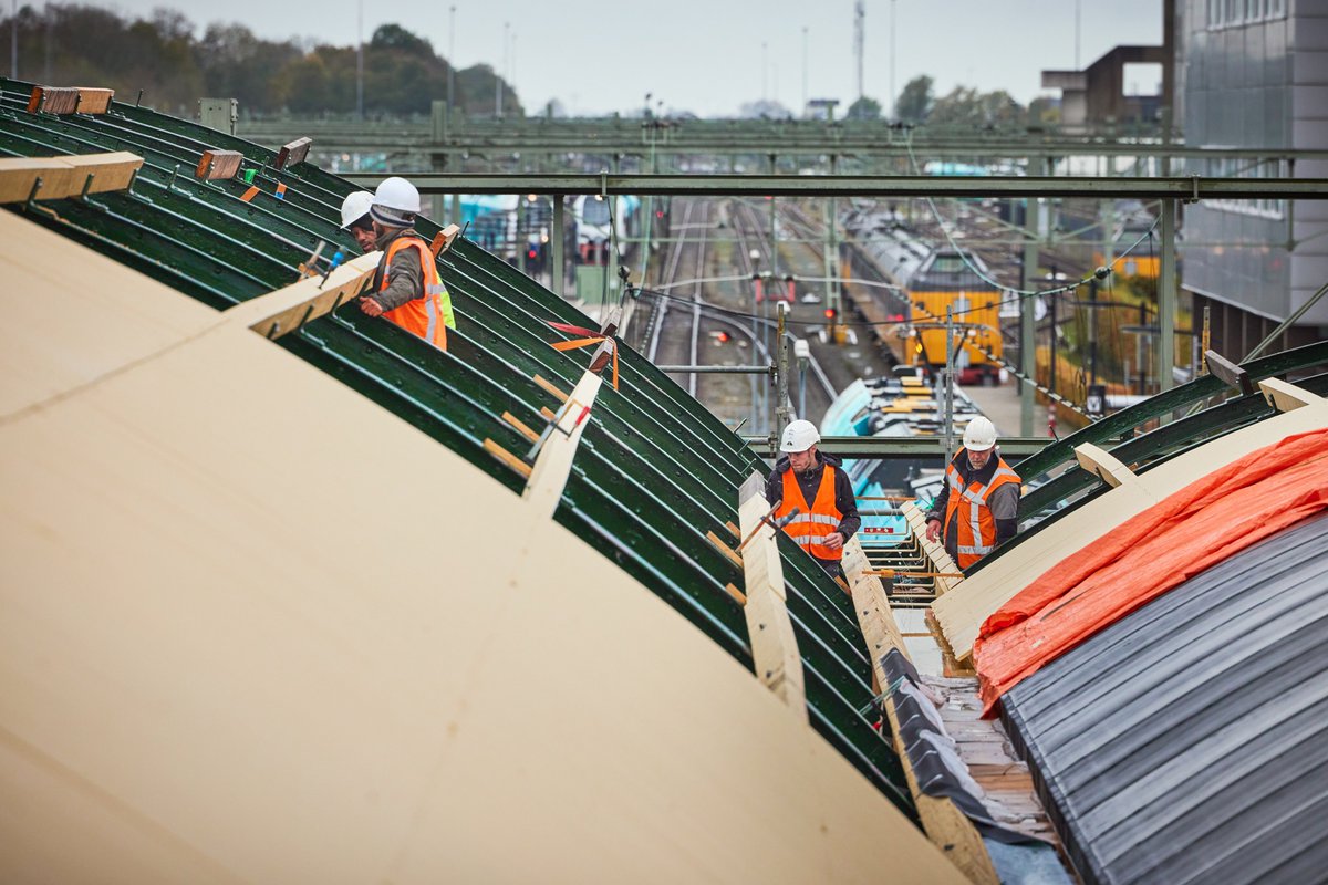 ProRail's tweet photo. Het dak was eraf in Leeuwarden, nu gaat het er weer op! 🎉 Lees hier over de bijzondere renovatie van dit monumentale station.

https://t.co/69I6EIYAYi

#leeuwarden https://t.co/jJ4HFdaI5Y