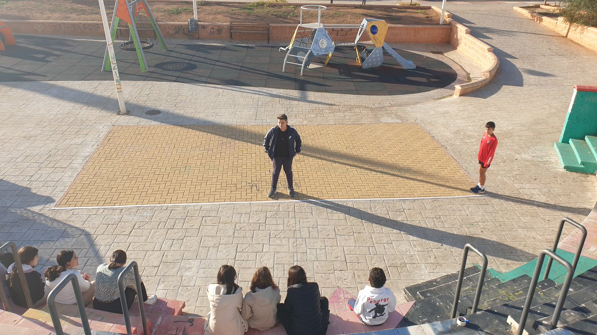 sjp_feye's tweet photo. Hoy nuestros alumnos de 1º de ESO han comenzado el Proyecto de Comprensión "Menos es más" con un desempeño preliminar sobre la recta de números enteros, visualizando a través de la inteligencia cinestésico-corporal pequeñas operaciones con números enteros. #conelcuerpo #Levántate https://t.co/x84oOzJIBe