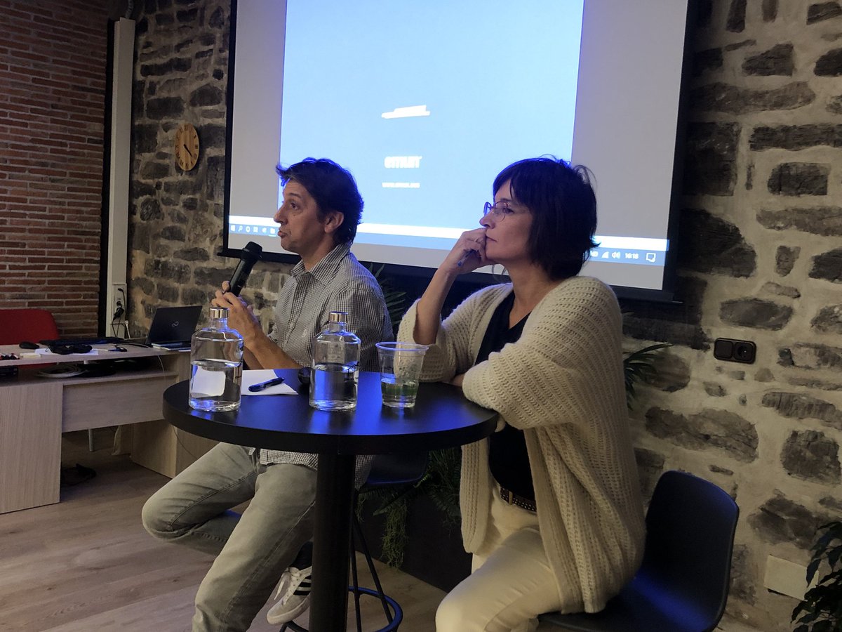 Euskara planetako ordezkarien topaketan izan gara <a href="/euMONDRAGON/">MONDRAGON</a> taldearen eskutik. <a href="/slklusterra/">Soziolinguistika K.</a> ko kide Pablo Suberbiolak eta EMUNeko Amaia Baldak eman dute #Aldahitz metodologiak talentuarekin euskararen gaitasuna eta erabilera garatzeko eskaintzen dituen aukeren berri.