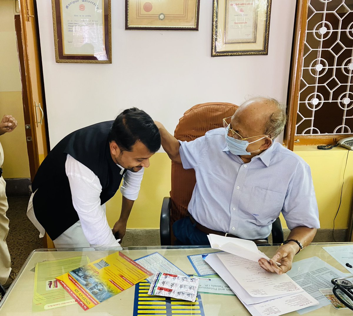 ShashiBJPBihar's tweet photo. अभिभावक भारत सरकार के पूर्व केन्द्रिय मंत्री देश स्तर के डाक्टर,उम्र,बीमारी को अपने जोश और हौसले से परास्त करने वाले @cpthakurbjp जी से मिला उनका आशीर्वाद लिया की!मिट्टी की लड़ाई शुरू किया हू न ख़ुद की चिंता है न परिणाम का फ़िक्र बस आपका आशीर्वाद बना रहे🙏 #कुढ़नीहैंतैयार https://t.co/bezzXLqNsW