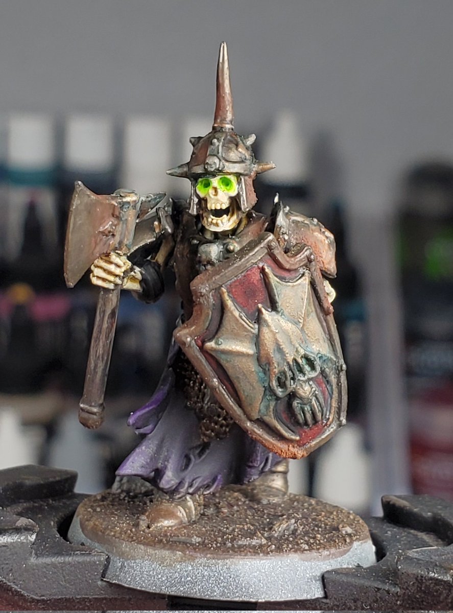 #HobbyStreakDay932 Spent another 45 minutes doing some finishing touches on my grave guard 💀🎨  #WIP #HobbyStreak #miniaturepainting #miniatures #PaintingWarhammer #Warmongers #WarhammerCommunity #ageofsigmar #soulblightgravelords